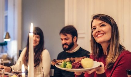 Freundesgruppe beim Gansessen Freundesgruppe beim Gansessen
