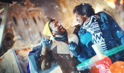 Gay Pärchen auf dem Weihnachtsmarkt Gay Pärchen auf dem Weihnachtsmarkt in Berlin