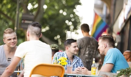 Schwules Pärchen unterwegs in Berlin-Schöneberg