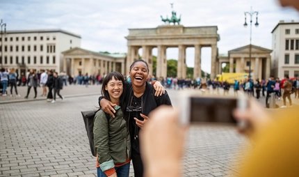 Posing in front of the Brandenburg Gate Fröhliche Frauen vorm Brandenburger Tor