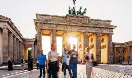 Touristen vor dem Brandenburger Tor