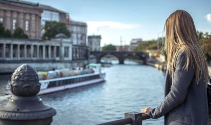 Junge Frau blickt auf Spree und Museumsinsel