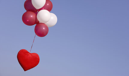 Fliegende Heliumluftballons mit Herz