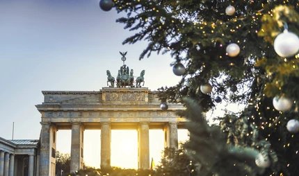 Porta di Brandeburgo con albero di Natale a Berlino