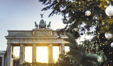 Titel: Brandenburger Tor behind christmas tree
		
