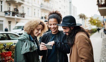 Gruppe schaut auf Smartphone