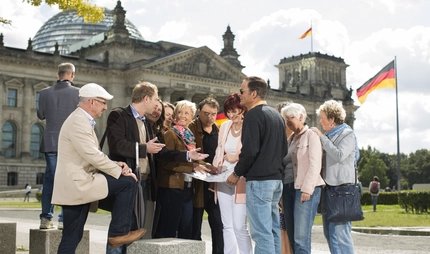 Gruppenreise nach Berlin - Führung vor dem Reichstag