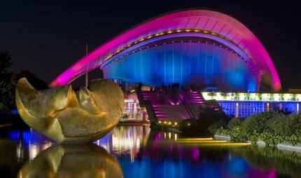 La  Haus der Kulturen der Welt illuminata di Berlino