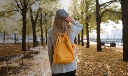 Una giovane donna durante una passeggiata autunnale a Berlino 
