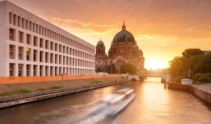 Blick über die Spree auf Humboldtforum & Berliner Dom bei Sonnenuntergag