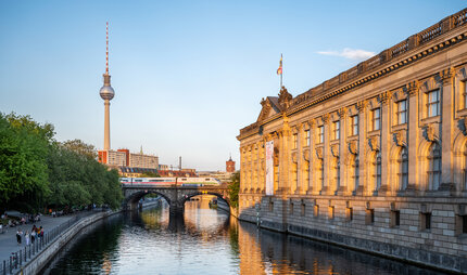 ICE im Stadtbild mit dem Berliner Fernsehturm im Hintergrund