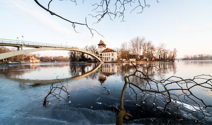 Die Insel der Jugend in Berlin im Winter bei blauem Himmel