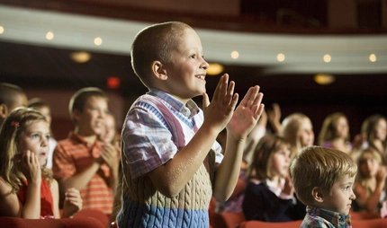 Kinder im Theater
