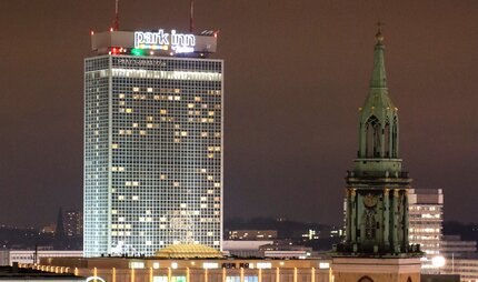 Alexanderplatz mit Park Inn Hotel bei Nacht