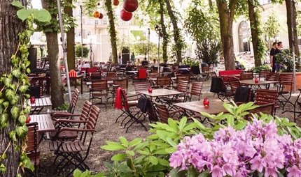 Sommerlicher Biergarten auf dem Pfefferberg mit Lampions
