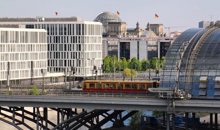 Ausfahrende S-Bahn am Berliner Hauptbahnhof im Sommer