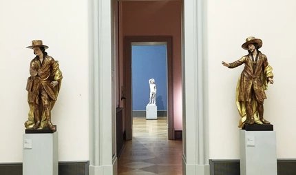 Bode Museum Eingangsbereich mit zwei Figuren