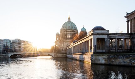 Sehenswürdigkeit Berliner Dom bei Sonnenaufgang