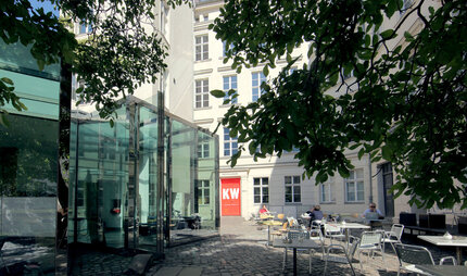 Foto: Hof des KW Institute for Contemporary Art mit Café Bravo