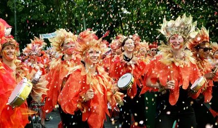 Menschen bei der Veranstaltung Karneval der Kulturen in Berlin