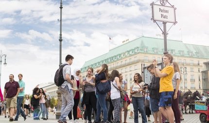 Klasse von Schülern am Pariser Platz