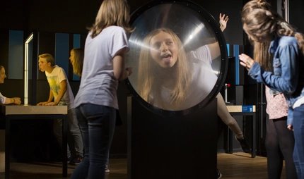 Groupe d'élèves au centre scientifique Spectrum de Berlin
