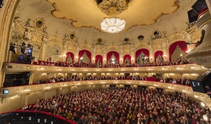 Gefüllter Saal der Berliner Veranstaltungsstätte Komische Oper