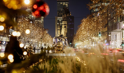 Il Kurfürstendamm illuminato a Natale a Berlino con la chiesa commemorativa