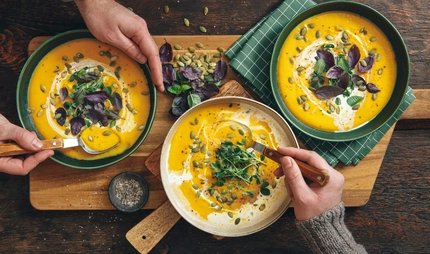 Männer, die vegane Kürbiscremesuppe essen