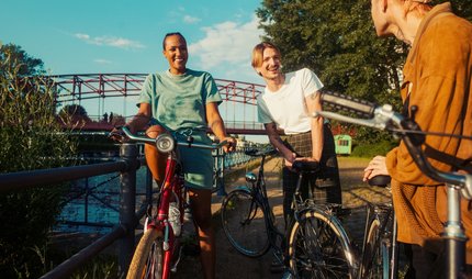 Gruppe mit Fahrrädern am Wasser Kiezkampagne 2024