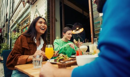 Gruppe im Außenbereich eines Restaurants Kiezkampagne 2024, Landing Page