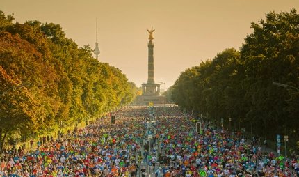 Berlin Marathon an einem Herbsttag an der Siegessäule