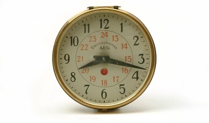 Wanduhr AEG im Museum der Dinge Berlin