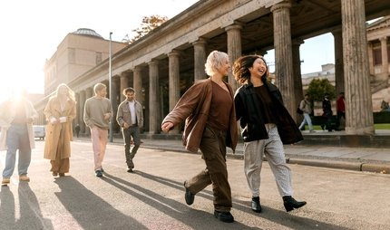 Junge Menschen auf einem Spaziergang auf der Museumsinsel Berlin