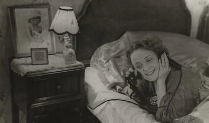 Marlene Dietrich telefoniert mit ihrer Tochter