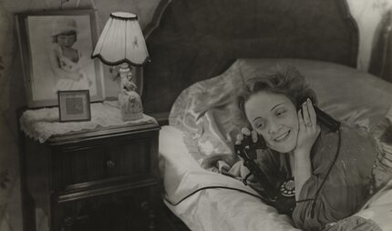 Marlene Dietrich telefoniert mit ihrer Tochter