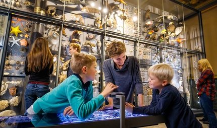 Familie im Museum für Naturkunde Berlin - eine Attraktion für Kinder