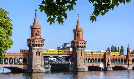 Oberbaumbrücke in Berlin: Summertime 