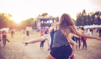 I visitatori festeggiano in un festival all'aperto