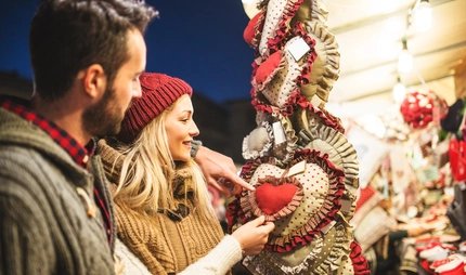 Pärchen auf dem Weihnachtsmarkt