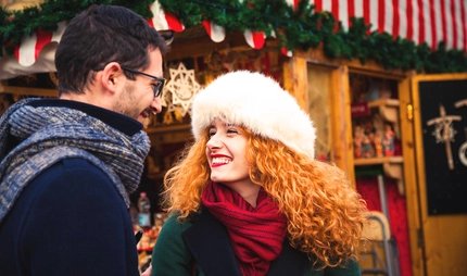 Paar auf dem Weihnachtsmarkt