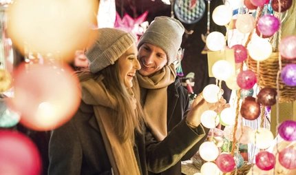 Paar auf dem Weihnachtsmarkt