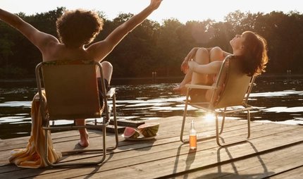 Germany, Berlin, Young couple relaxing on chairs