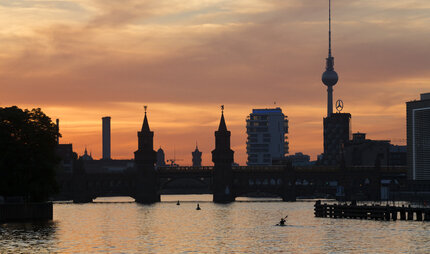 View from Elsebrücke while the sun sets to Oberbaumbrücke and TV Tower