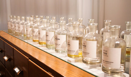 Frascos de perfume en la tienda Frau Tonis Parfum de Berlín 