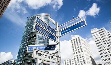 panneaux indicateurs sur la Potsdamer Platz à Berlin
