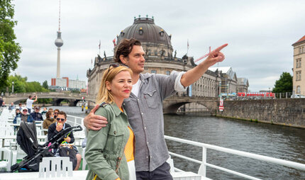 Una coppia in gita in barca con la Reederei Winkler a Berlino