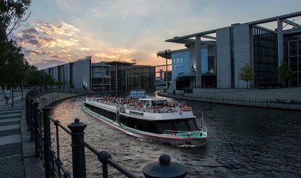 Schiff der Reederei Winkler im Reichtagsviertel