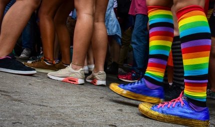 Regenbogensocken in Berlin Person mit Regenbogensocken in Menschenmenge in Berlin