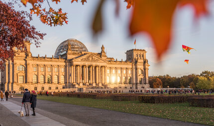 Der Berliner Reichstag im Herbst